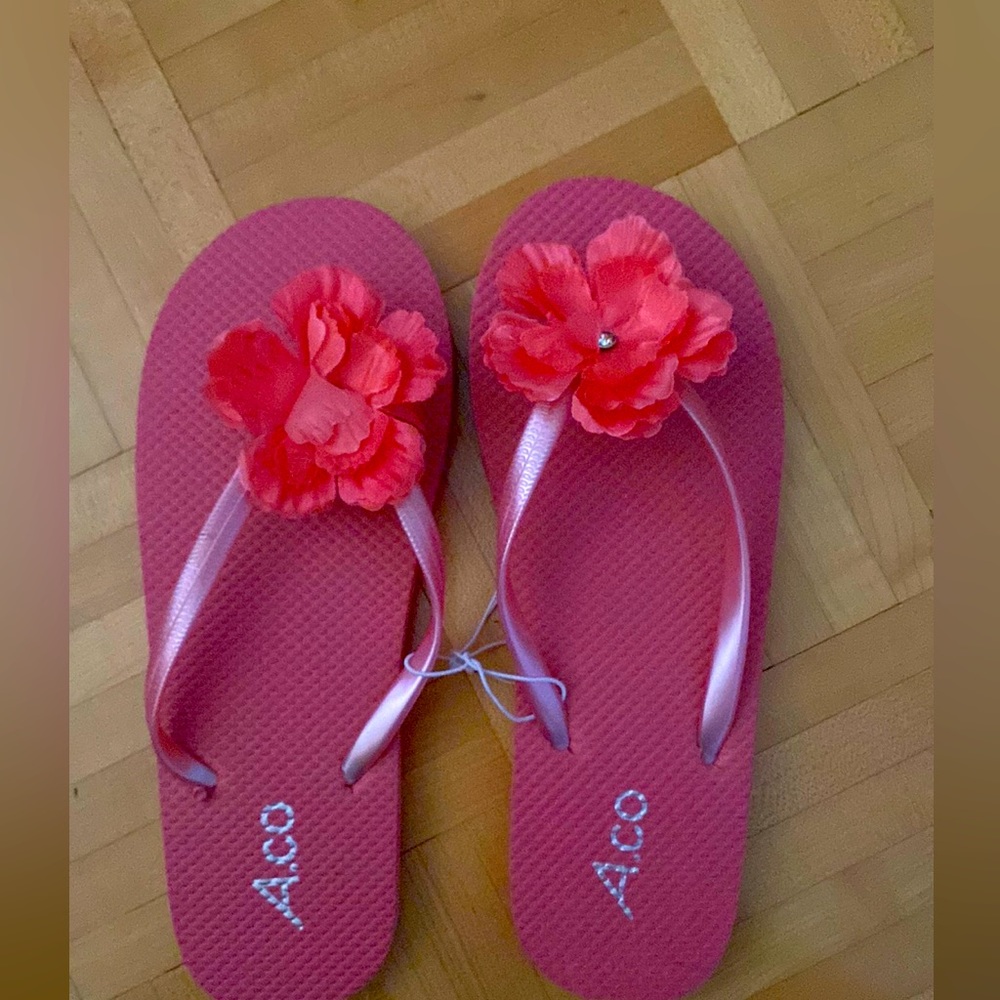 Fushia flip flop with flower - never worn, size 9